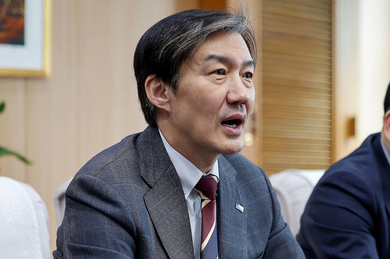 조국 조국혁신당 대표(왼쪽)가 8일 오후 대구 북구 대구시청 산격청사에서 열린 대구시-조국혁신당 정책간담회에 참석해 발언하고 있다. / 뉴스1