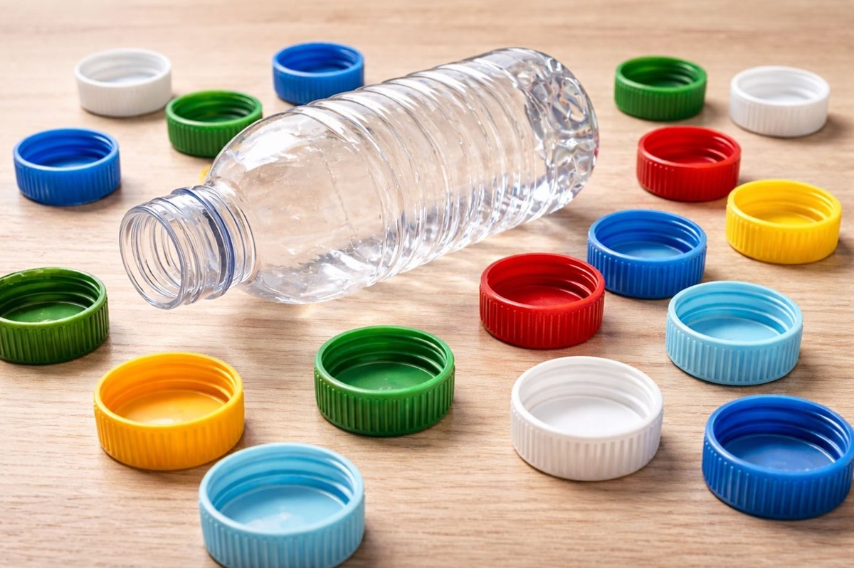 페트병과 페트병 병뚜껑 모습. 기사 이해를 돕기 위해 AI를 활용해 제작한 자료 사진입니다.