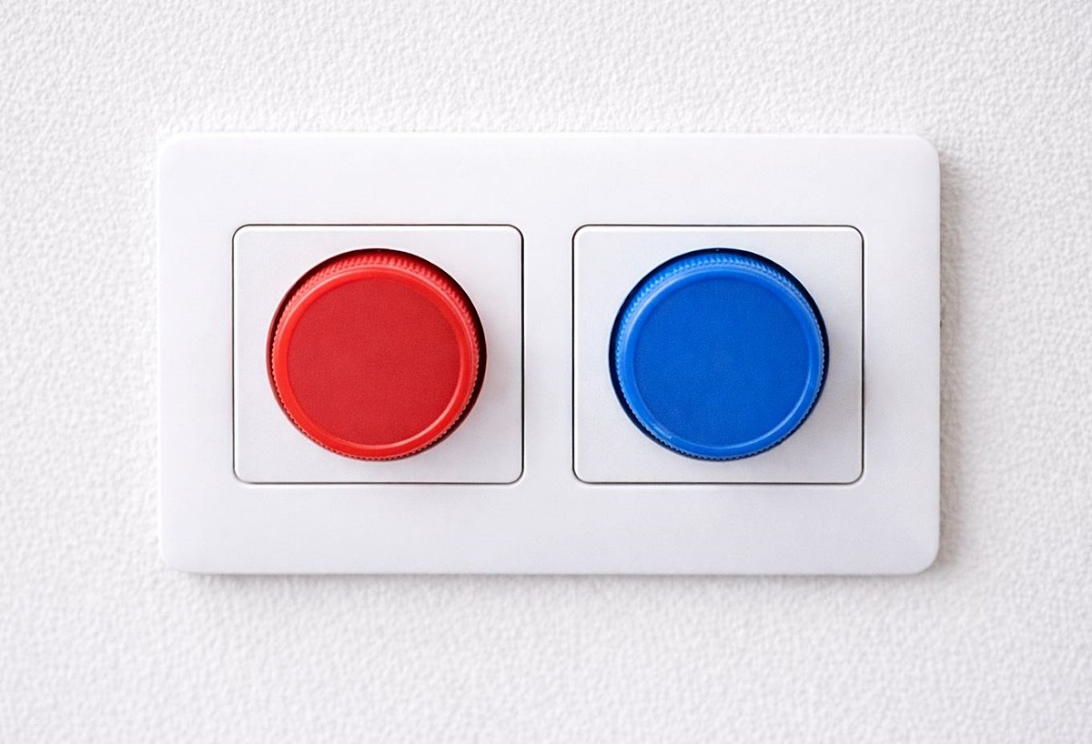 콘센트를 병뚜껑으로 막아놓은 모습. 기사 이해를 돕기 위해 AI를 활용해 제작한 자료 사진입니다. 실제 모습과 다소 차이가 있을 수 있습니다.