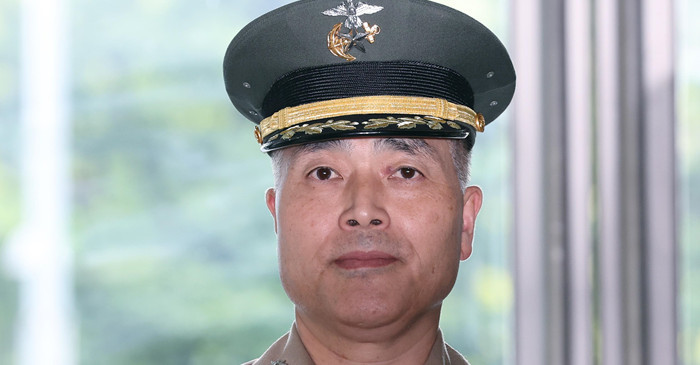 박정훈 해병대 수사단장이 서울 서초구 '순직 해병 특검' 사무실로 5차 참고인 조사를 받기 위해 출석하며 취재진의 질문을 듣고 있던 모습 / 뉴스1