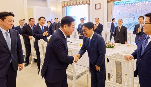 강기정 광주광역시장이 9일 청와대에서 열린 대통령 주재 오찬 간담회에서 이재명 대통령과 악수하고 있다. /광주광역시 제공