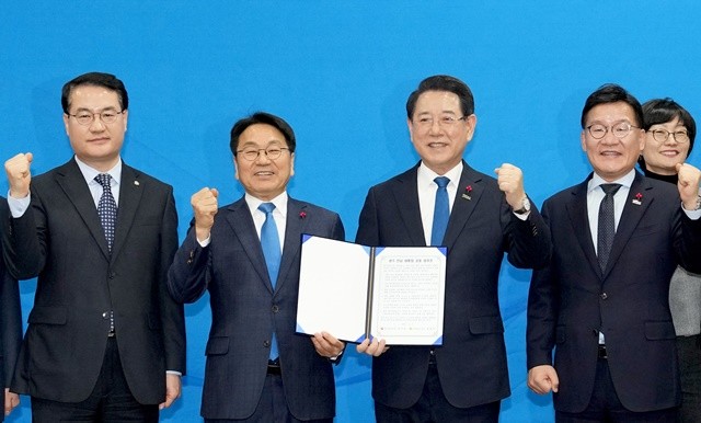 출처김영록 전남도지사(오른쪽 두 번째)와 강기정 광주광역시장이 9일 오후 광주 서구 김대중컨벤션센터에서 열린 ‘광주·전남 행정통합 시도민 보고회’에 참석해 공동발표문을 들고 화이팅을 외치고 있다.