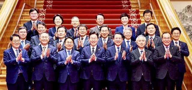 이재명 대통령이 9일 광주·전남 지역구 국회의원들과 김영록 전남지사, 강기정 광주시장을 청와대로 초청해 오찬 간담회를 갖고 기념촬영을 하고 있다.