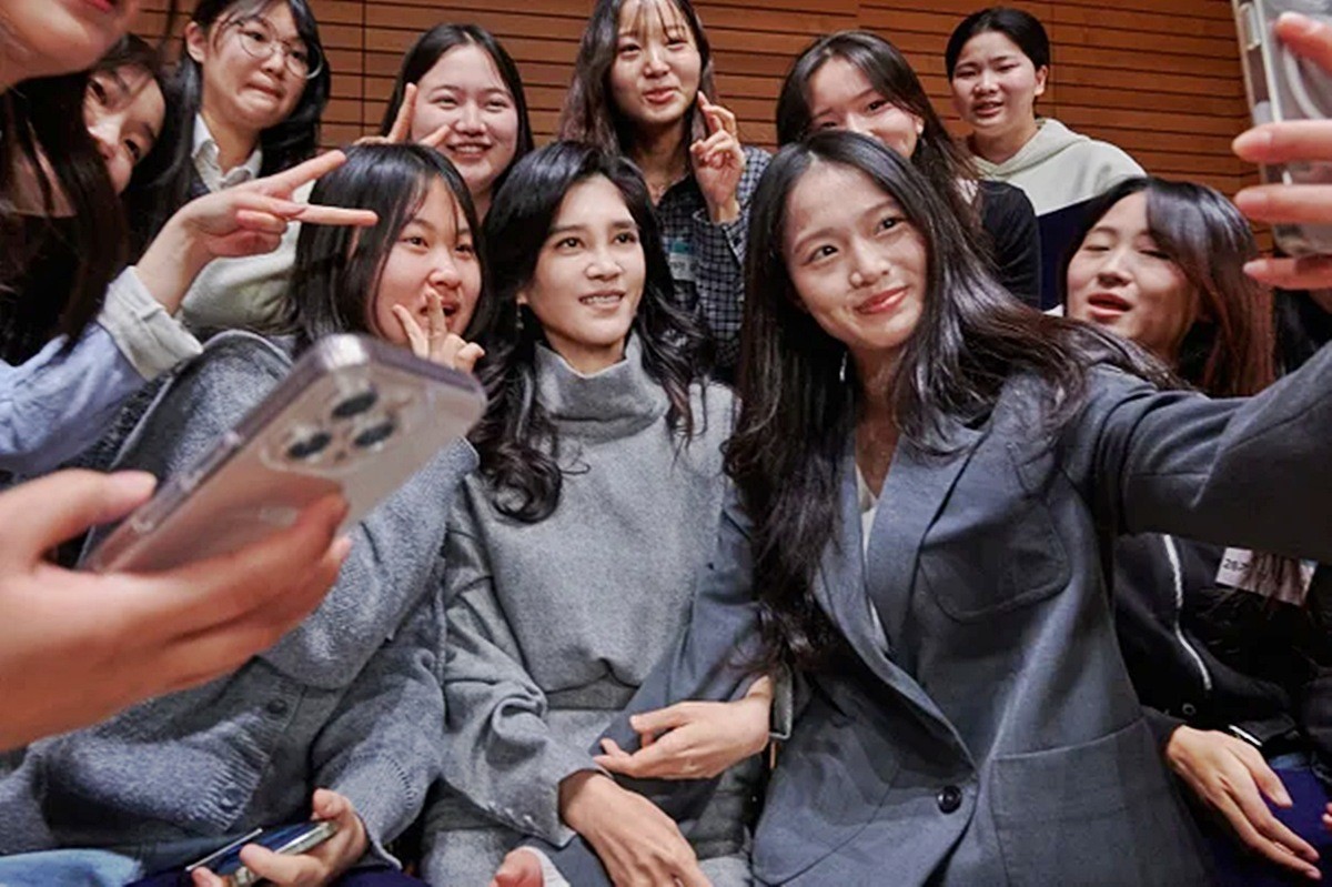 9일 서울시 용산구 소재 리움미술관 대강당에서 진행된 두을장학재단 '2026년 장학증서 수여식'에서 이부진 이사장과 신규 장학생이 기념 촬영을 하고 있다. / 두을장학재단