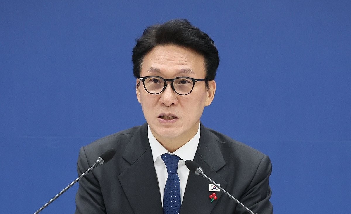 김민석 국무총리가 9일 서울 은평구 한국행정연구원에서 열린 경제인문사회연구회 업무보고에서 발언하고 있다. 자료 사진. 김민석 총리는 '저도 이재명 대통령도 국민의힘 유승민 전 의원에게 총리직을 제안한 바가 없다'라고 밝혔다. 김 총리는 9일 공개된 'KBC 신년 특별대담'에 출연해 '지난 대선 당시 제가 보수 인사를 접촉하거나 영입하는 일을 총괄했었다'라며 이렇게 밝혔다. / 연합뉴스