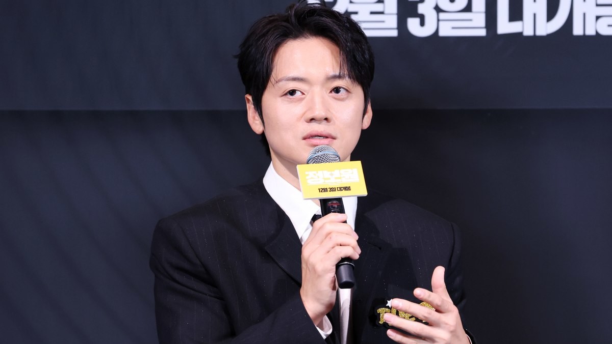 배우 조복래가 지난해 11월 20일 오후 서울 용산구 CGV용산아이파크몰에서 열린 영화 '정보원' 언론시사회 및 기자간담회에서 질문에 답하고 있다. / 연합뉴스