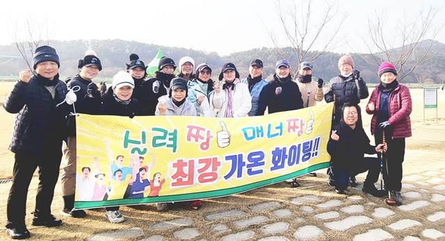 10일 광주 서봉파크클럽에서 열린 가온 파크골프 동호회 새해 첫 라운딩에서 회원들이 기념 촬영을 하고 있다.