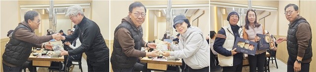 10일 광주 서봉파크클럽에서 열린 가온 파크골프 동호회 새해 첫 라운딩에서 권용구 회장이 회원들에게 시상을 하고 기념촬영을 하고있다.