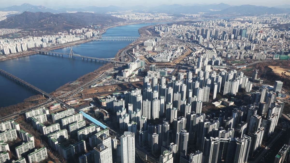 서울 송파구 롯데월드타워 서울스카이에서 아파트 단지가 보이고 있다. / 뉴스1