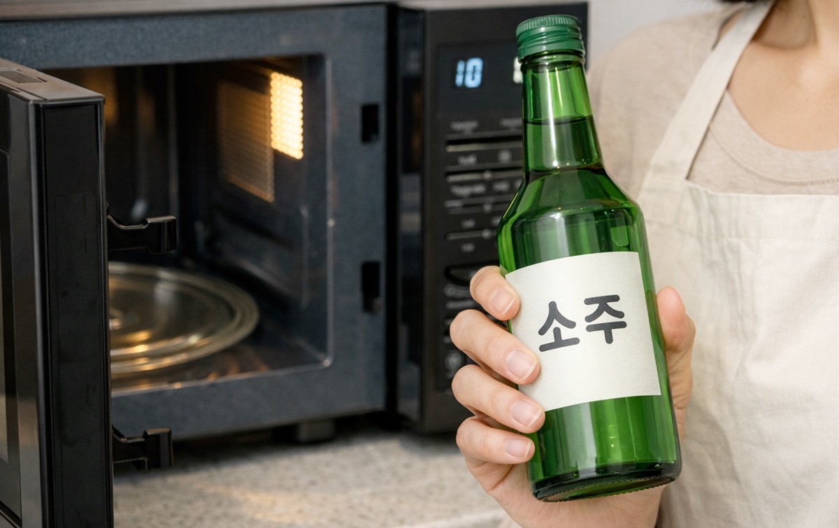 소주와 물을 섞은 희석액을 사용해 전자레인지 내부를 효과적으로 청소할 수 있다. 기사 이해를 돕기 위해 AI를 활용해 제작한 자료 사진입니다. 실제 모습과 다소 차이가 있을 수 있습니다.