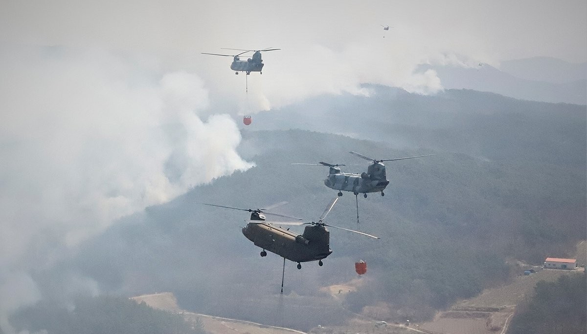 지난해 발생한 의성 산불 모습. 기사 이해를 돕기 위한 자료 사진. 지난해 봄 대형 산불이 난 의성군에서 또다시 대형 산불이 발생했다. 10일 오후 3시 15분쯤 경북 의성군 의성읍 비봉리 150m 높이 야산 정상에서 원인이 확인되지 않은 화재가 났다. / 연합뉴스