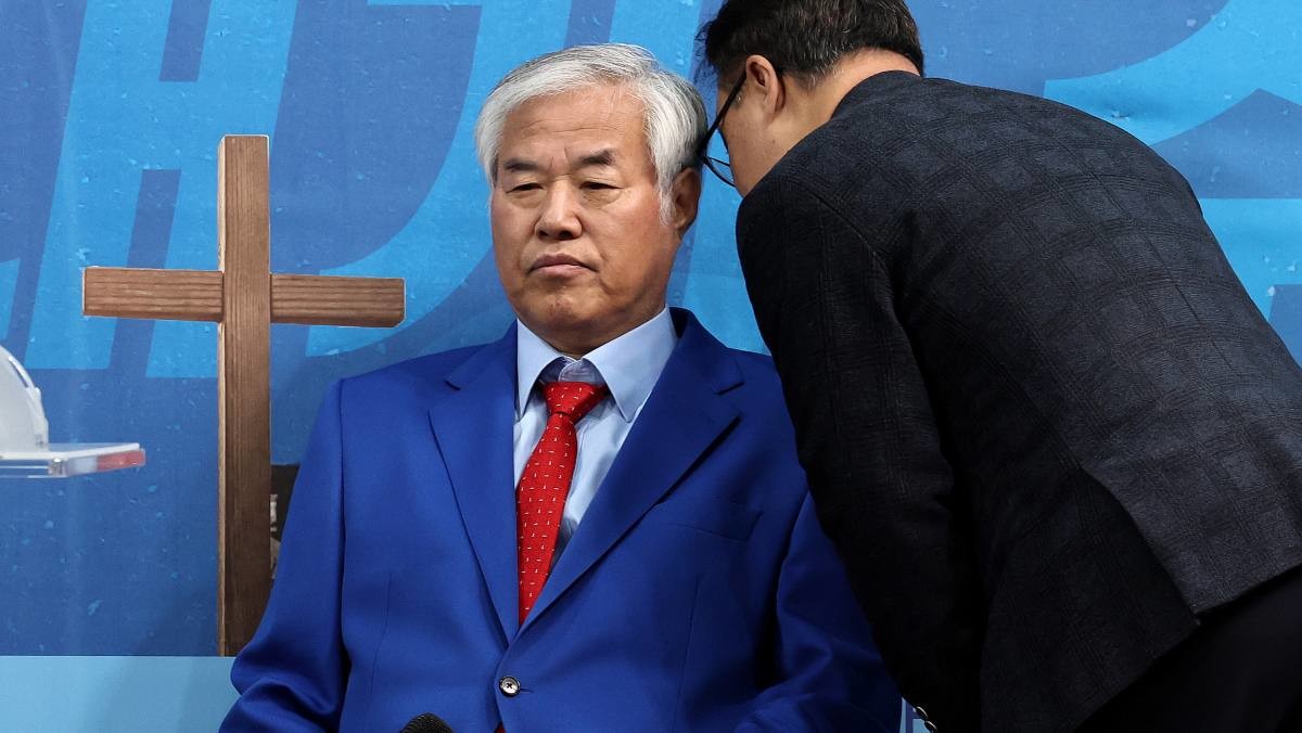 지난해 11월, 서울 성북구 사랑제일교회에서 전광훈 목사가 '국민저항권' 관련 기자회견에서 발언을 마친 뒤 관계자와 대화하고 있다.  / 뉴스1