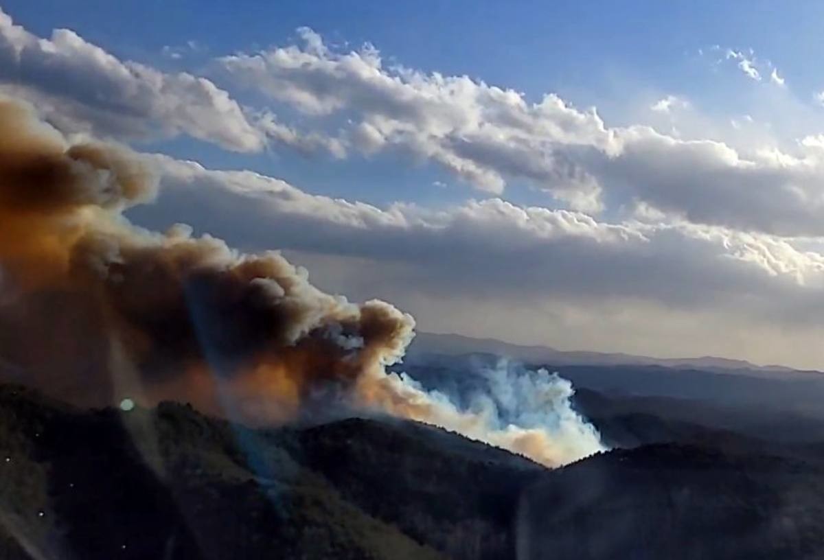 10일 경북 의성군 비봉리의 한 야산에서 불이 나 산림·소방 당국이 헬기 등을 투입해 진화 작업을 벌이고 있다. / 뉴스1