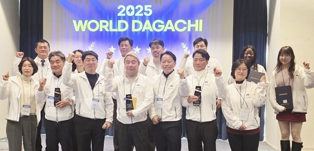 ㈜월드다가치는 지난 10일 부산 수영구 호메르스호텔에서 임직원과 내외빈 150여 명이 집결한 가운데 ‘2026년 워크숍’을 개최했다.수상자들이 기념사진을 촬영하고 있다./월드다가치