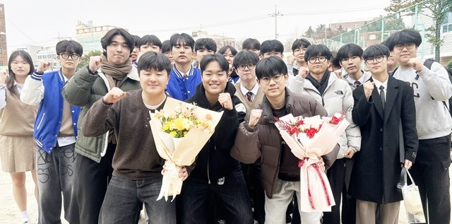 지난 7일 열린 제7기 광주소마고 졸업식에서 삼성전자 최종 합격생들이 기념사진을 촬영하고 있다. (꽃다발 수령자부터 오른쪽으로 백송주, 박유현, 김현 졸업생) /광주시교육청 제공