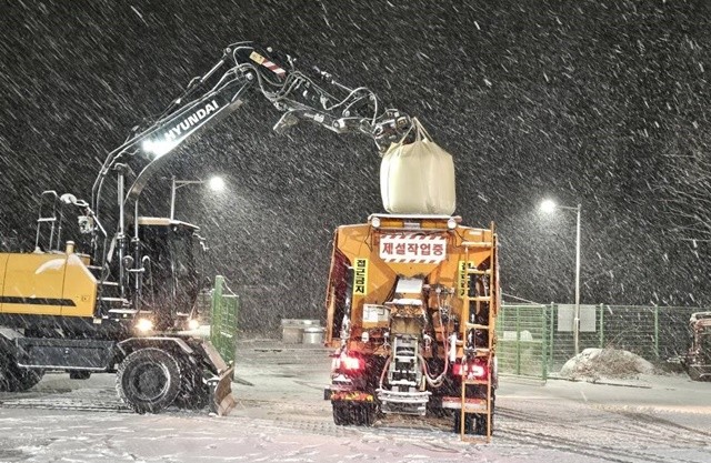 11일 새벽, 전남 보성군에 강풍을 동반한 기습적인 폭설이 쏟아지면서 지역 사회에 비상이 걸렸다. 도로 곳곳이 빙판길로 변해 대중교통 운행이 전면 중단됐고, 보성군은 가용 가능한 모든 행정력을 동원해 제설 작업에 나섰다./김철우 보성군수 페이스북
