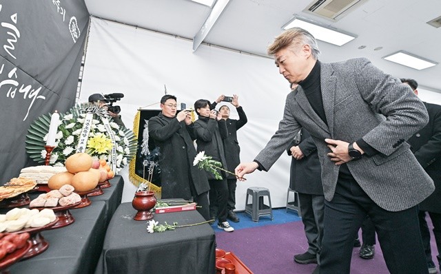 김이강 광주시 서구청장이 11일 금호하이빌 상가에 마련된 '광주 화정아이파크 희생자 4주기 합동분향소'를 찾아 희생자들의 넋을 기렸다./광주 서구 제공