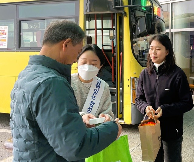 장성군 보건소 공무원들이 장성공영버스터미널에서 독감 예방 수칙을 안내하고 있다. 장성군 제공