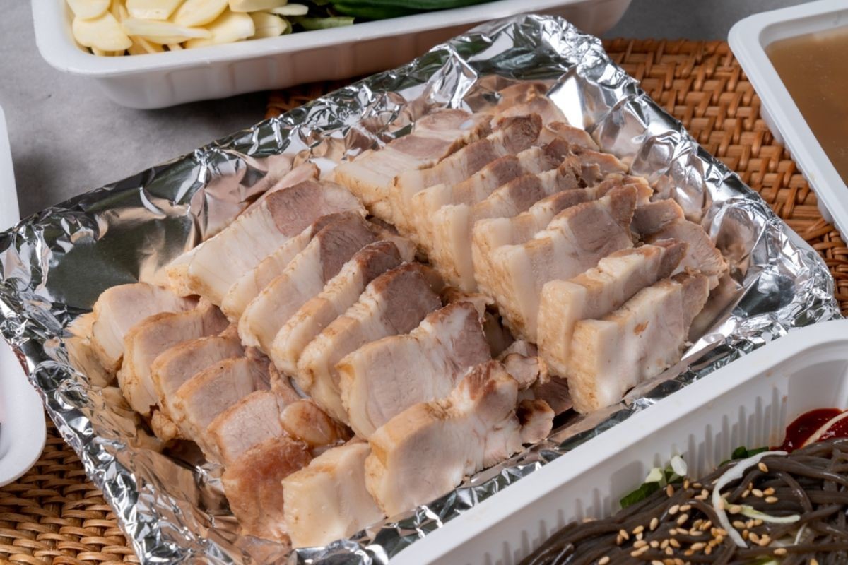 보쌈 고기  /  Hyeong-Taek Lee-shutterstock.com