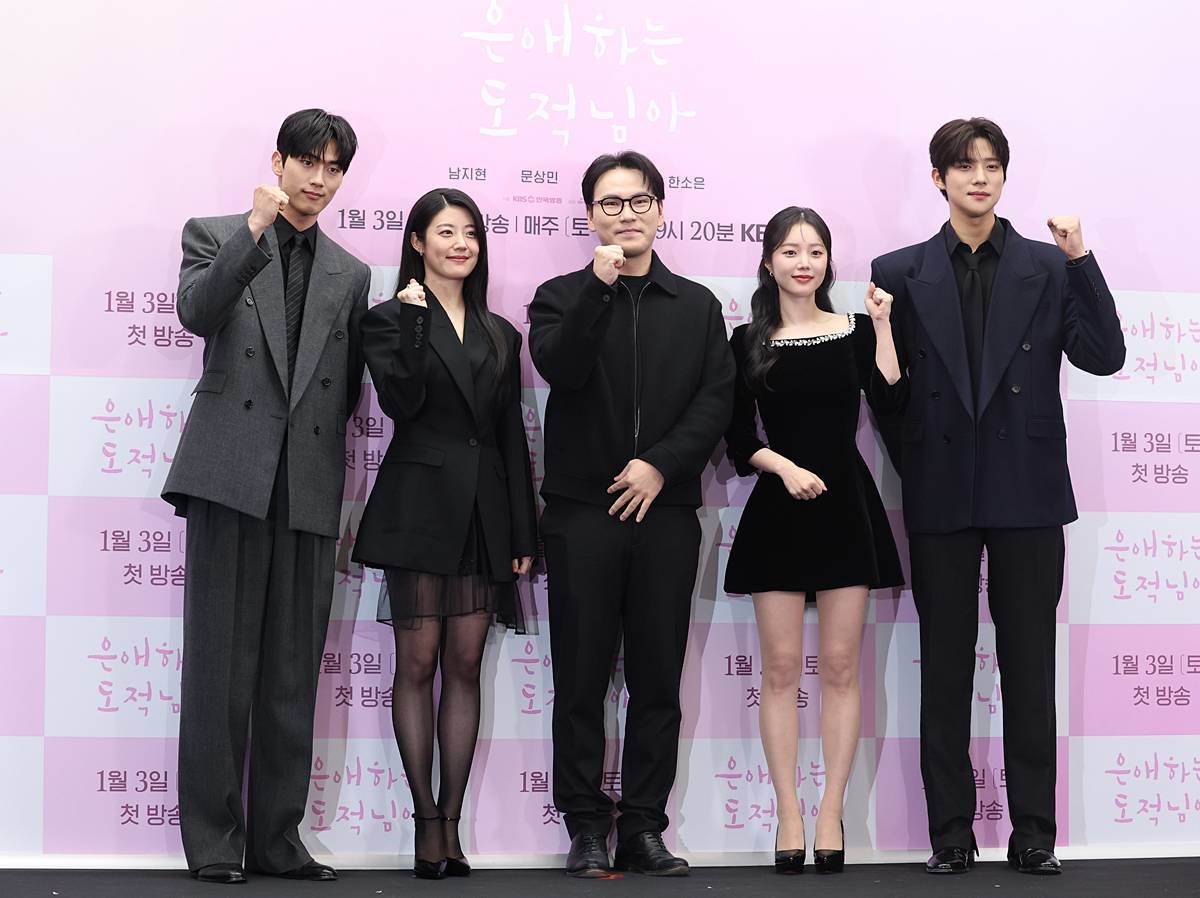 배우 홍민기(왼쪽부터)와 남지현, 함영걸 PD, 한소은, 문상민이 지난해 12월 30일 서울 마포구 스탠포드호텔에서 열린 KBS 2TV 새 토일 미니시리즈 ‘은애하는 도적님아 제작발표회에 참석해 포즈를 취하고 있다. ’은애하는 도적님아‘는 어쩌다 천하제일 도적이 된 여인과 그녀를 쫓던 대군, 두 남녀의 영혼이 바뀌면서 서로를 구원하고 종국엔 백성을 지켜내는 위험하고 위대한 로맨스를 담은 작품이다 / 뉴스1