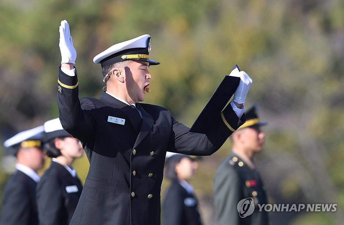 삼성전자 이재용 회장 아들 이지호 신임 소위가 지난해 11월 28일 오후 경남 창원시 진해구 해군사관학교 연병장에서 열린 제139기 해군·해병대 사관후보생 수료 및 임관식에서 선서하고 있다 / 연합뉴스