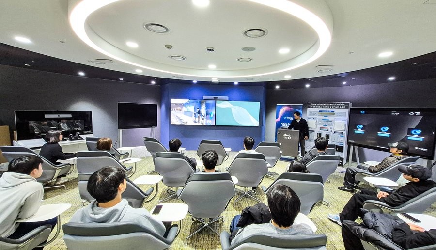 영진전문대 컴퓨터정보계열 학생들이 서울 시스코코리아를 견학하고 있다. / 영진전문대 제공