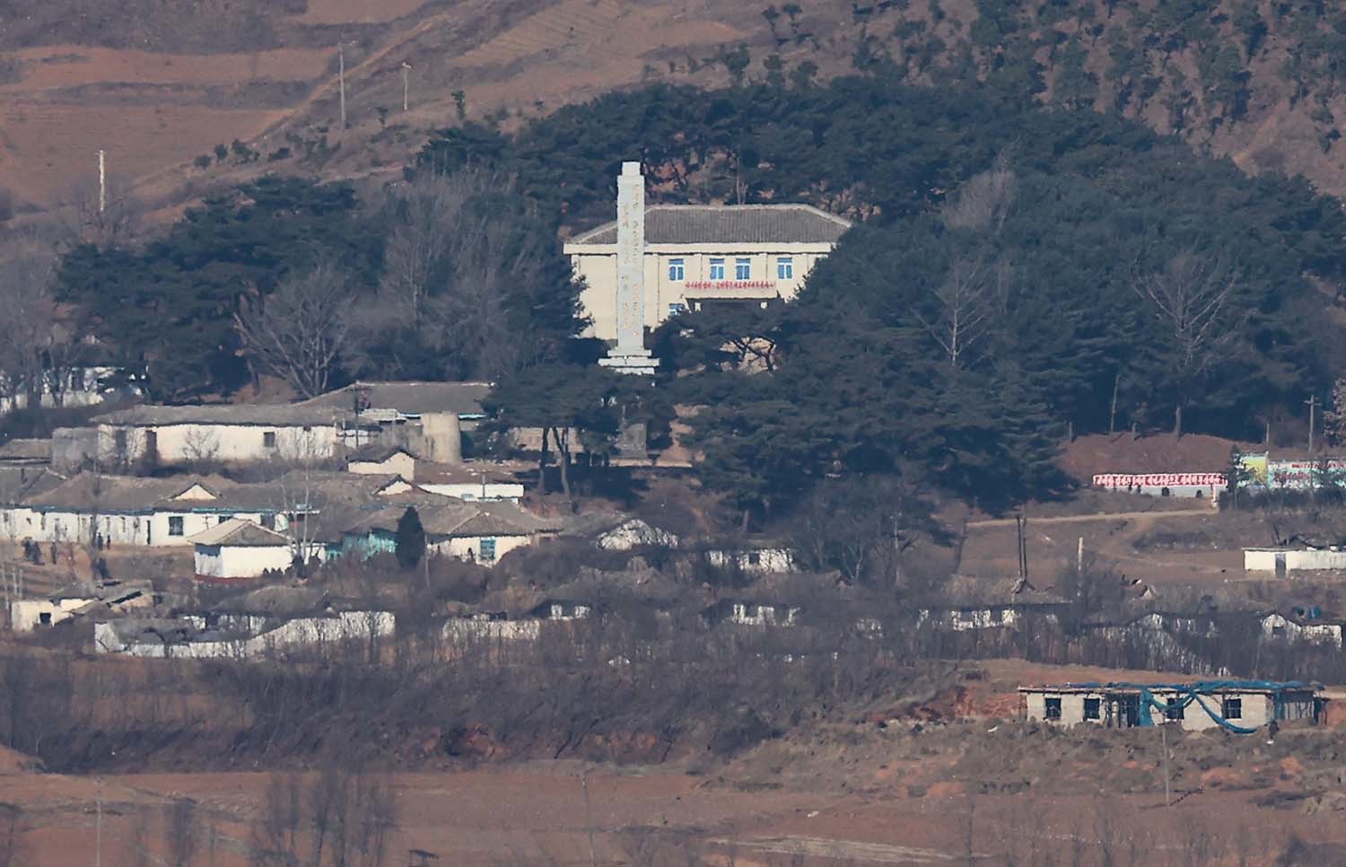 북한의 무인기 침투 주장과 관련해 김여정 북한 노동당 부부장은 11일 '무인기를 운용한 적이 없다'는 한국 국방부의 입장 발표를 유의하겠다고 밝히면서도, 군이든 민간이든 한국 영토에서 출발한 이상 국가의 주권 침해라며 한국 정부의 책임을 정면으로 제기했다. 한편, 청와대는 북한이 주장하고 있는 '한국발 무인기 침범 사건'과 관련해 '진상을 규명하고 결과를 신속하게 공개할 것'이라고 설명했다. 사진은 이날 경기 파주시 오두산통일전망대에서 바라본 북한 개풍군 마을 일대. / 뉴스1