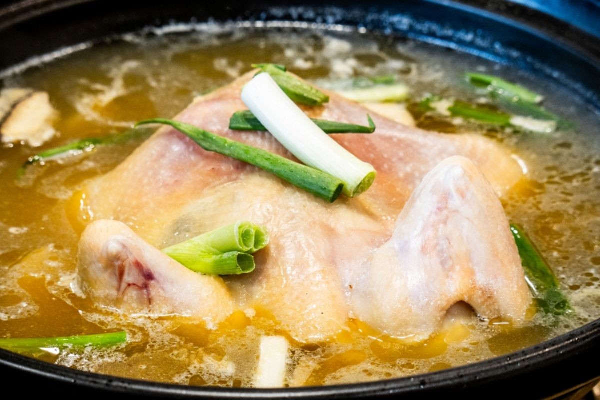 육수에 들어간 닭의 모습 / Caillou Wang-shutterstock.com