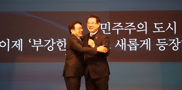 강기정 광주광역시장이 11일 김대중컨벤션센터에서 열린 '광주, 처음보다 더 극적인 두 번째 등장' 출판기념회에서 김영록 전남지사와 포옹하고 있다.