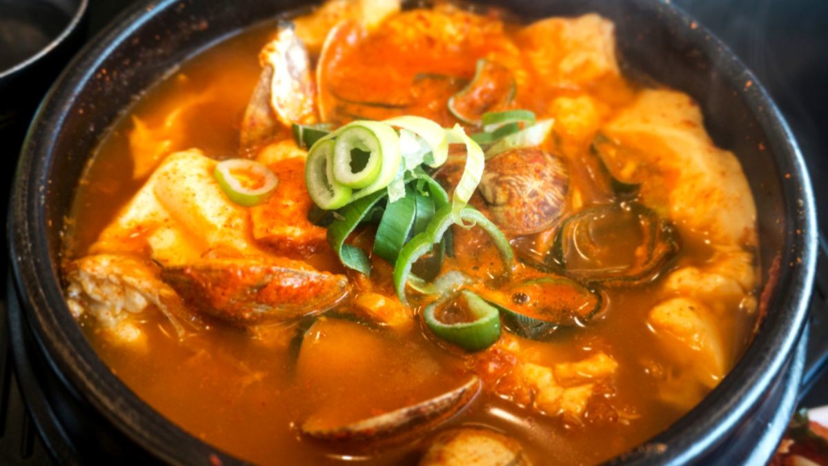 순두부 찌개 / mujijoa79-shutterstock.com