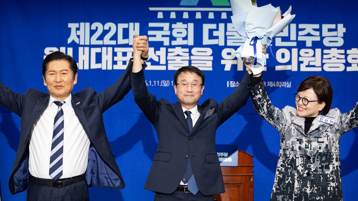 11일 서울 여의도 국회에서 열린 제22대 국회 더불어민주당 원내대표 선출을 위한 의원총회에서 한병도 더불어민주당 신임 원내대표가 꽃다발을 들고 있다. 왼쪽부터 정청래 대표, 한 원내대표, 진선미 선거관리위원장의 모습이 보인다. / 뉴스1