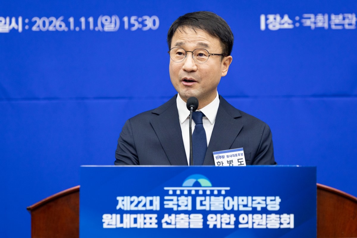 한병도 더불어민주당 신임 원내대표가 11일 서울 여의도 국회에서 열린 제22대 국회 더불어민주당 원내대표 선출을 위한 의원총회에서 당선인사를 하고 있는 모습. / 뉴스1