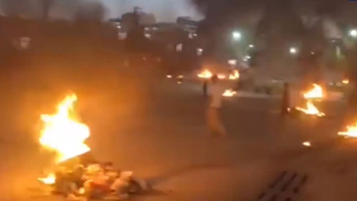 이란 경제난 항의 시위 장면 / 유튜브'KBS News' 보도 화면 캡처