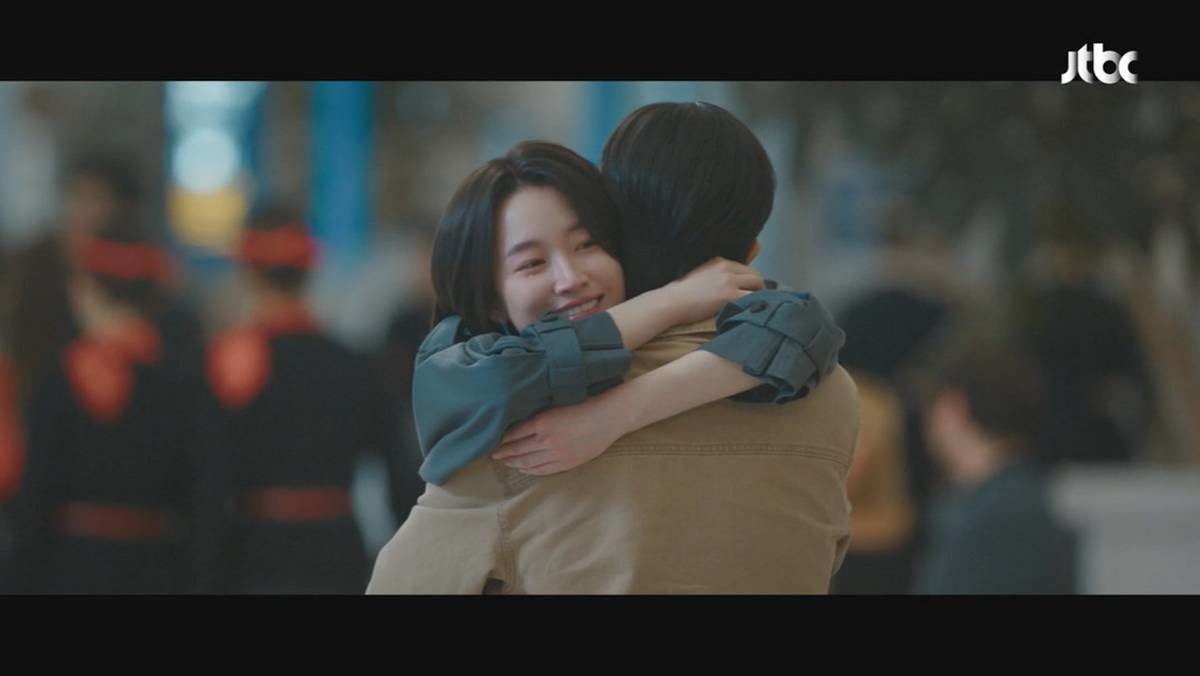 재회의 포옹하는 두 사람 / JTBC