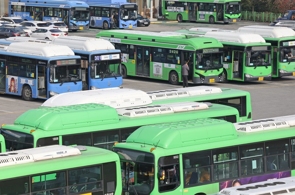 서울 송파구 장지공영차고지에 시내버스가 줄지어 세워져 있다. / 뉴스1
