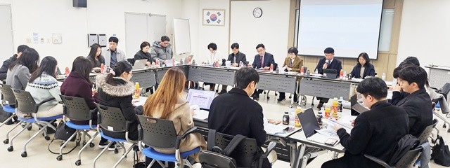 9일 전남여성가족재단에서 TF 위원과 자료개발위원들이 ‘전남 AI 활용 가이드라인’ 제작 협의회를 가졌다.