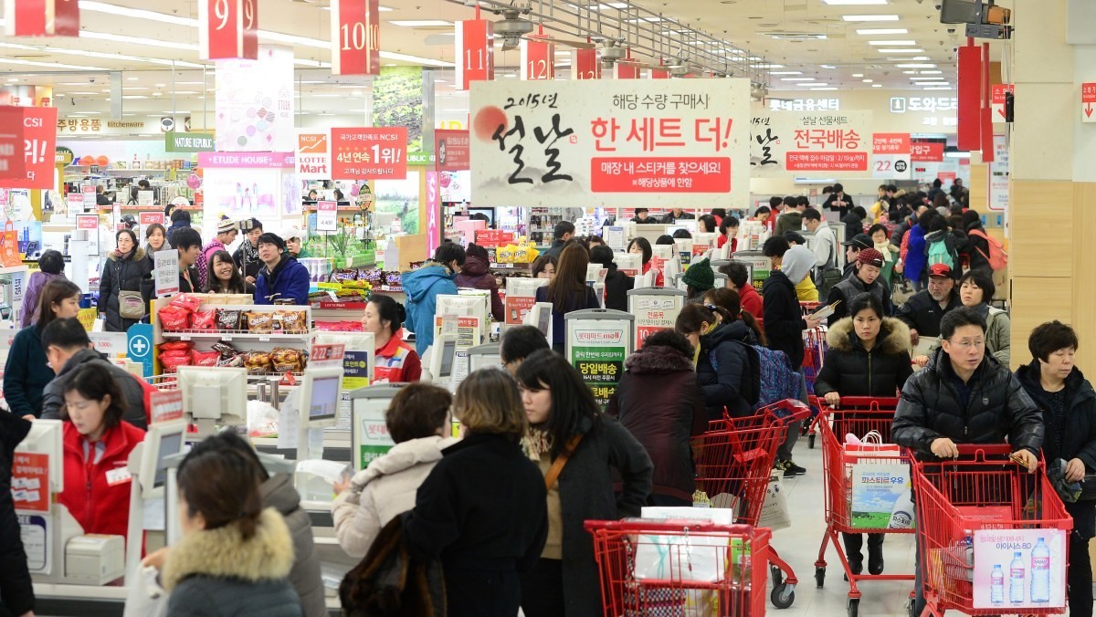 서울 중구 봉래동 롯데마트 서울역점에서 시민들이 계산대에 줄을 서 차례를 기다리고 있다. 기사의 이해를 돕기 위한 사진 / 뉴스1