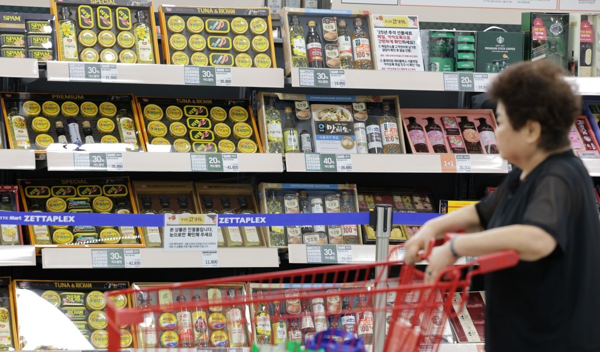 서울 롯데마트 서울역점을 찾은 고객들이 선물세트를 살펴보고 있다. 기사의 이해를 돕기 위한 사진 / 뉴스1