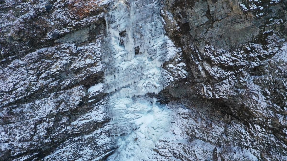 강원 춘천시 구곡폭포 일대가 전날 내린 눈과 한파로 언 모습. / 뉴스1