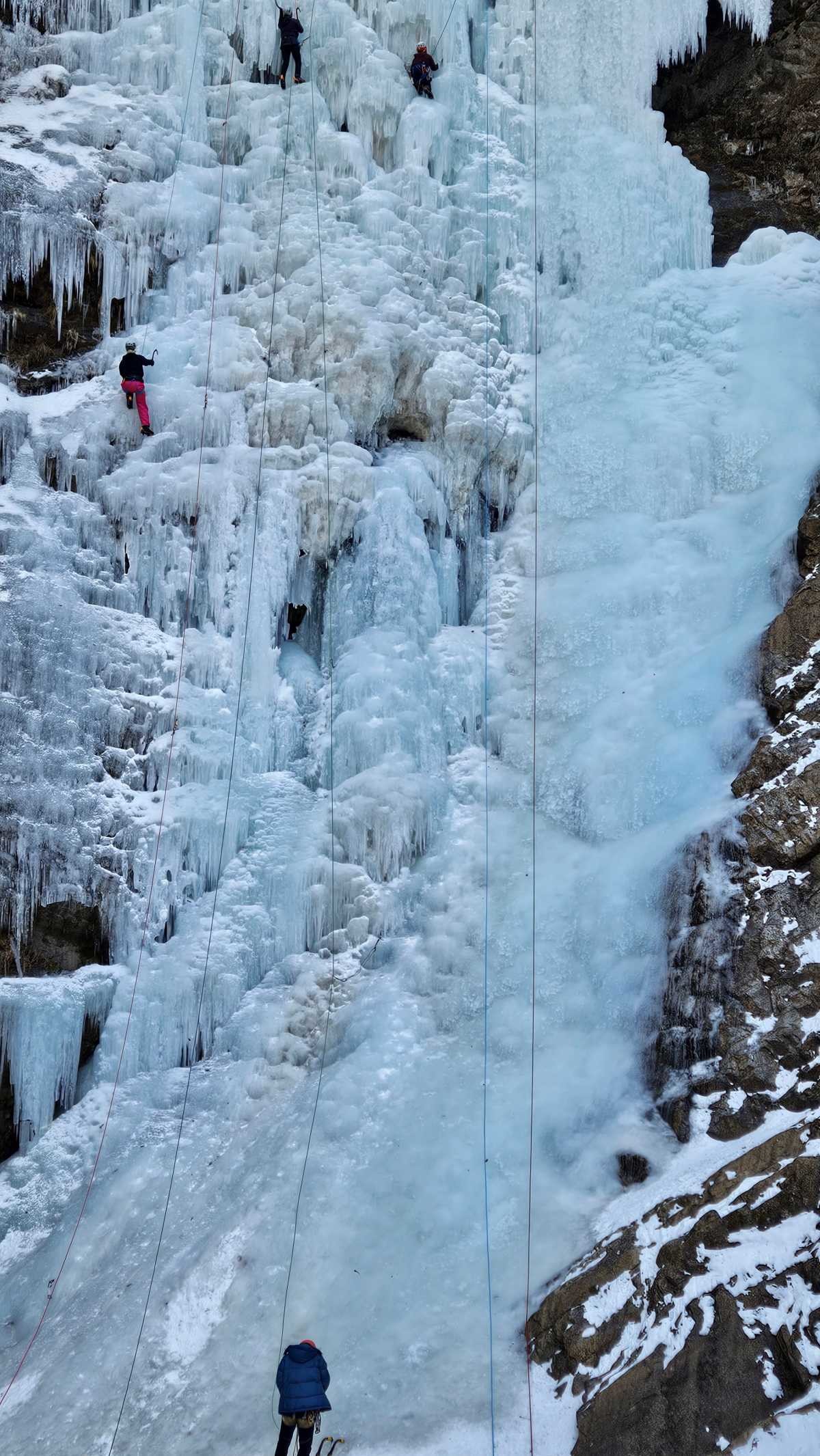 한파특보가 발효된 지난 9일 강원 춘천 남산면 구곡폭포를 찾은 등산객들이 거대한 빙벽을 올라가고 있다. / 뉴스1