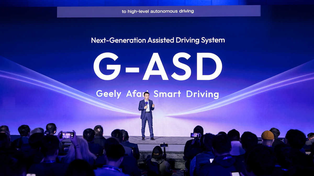 CES 2026 현장에서 풀 도메인 AI 2.0과 G-ASD에대 설명 중인 제리 간 지리자동차그룹 CEO.     / 지커