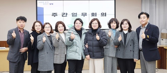 함평군 9개 읍·면장들이 한자리에 모여 주민들의 ‘복지·생활 민원 해결사’가 될 것을 다짐하며 기념 촬영을 하고 있다. (왼쪽부터) 김우석 학교면장(4급), 박승이 월야면장, 정영심 해보면장, 김미숙 나산면장, 윤미순 대동면장, 정화자 함평읍장(4급), 임수영 손불면장, 서혜련 신광면장, 정동안 엄다면장.