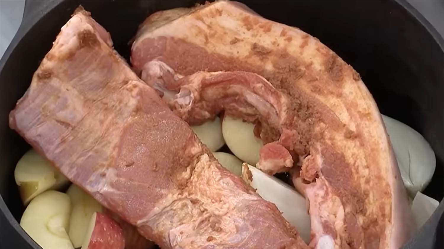 통삼겹찜을 만드는 모습. / '알토란 - 집밥 레시피' 유튜브 채널