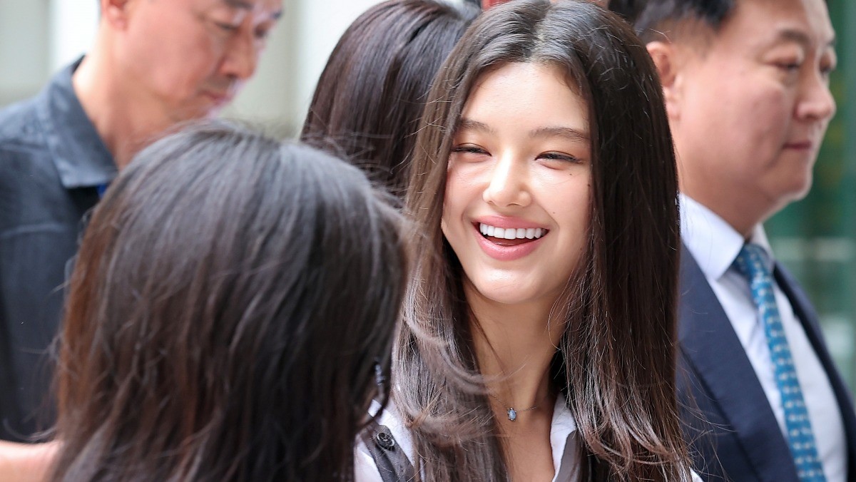 지난해 8월 전속계약 유효 확인 소송 조정기일에 출석한 다니엘 / 뉴스1