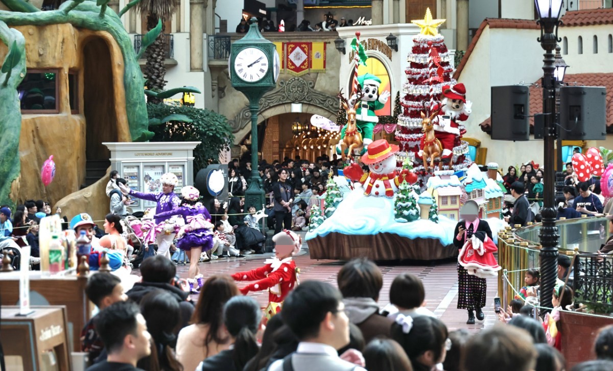 겨울 시즌을 맞아 해피 크리스마스 퍼레이드가 펼쳐지고 있는 롯데월드. / 연합뉴스
