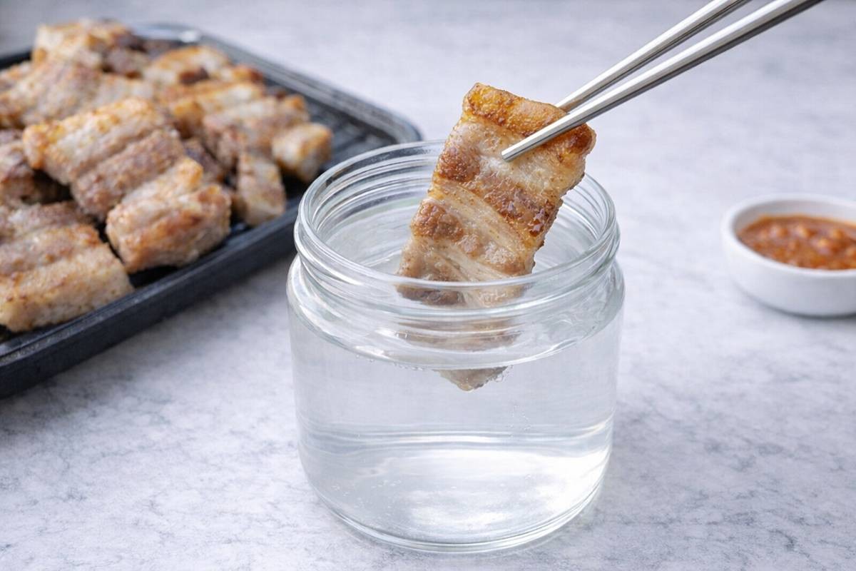 삼겹살에 찍어먹으면 감칠맛 폭발한다는 물소금. 기사에 대한 이해를 돕기 위해 AI 툴로 제작한 자료 사진