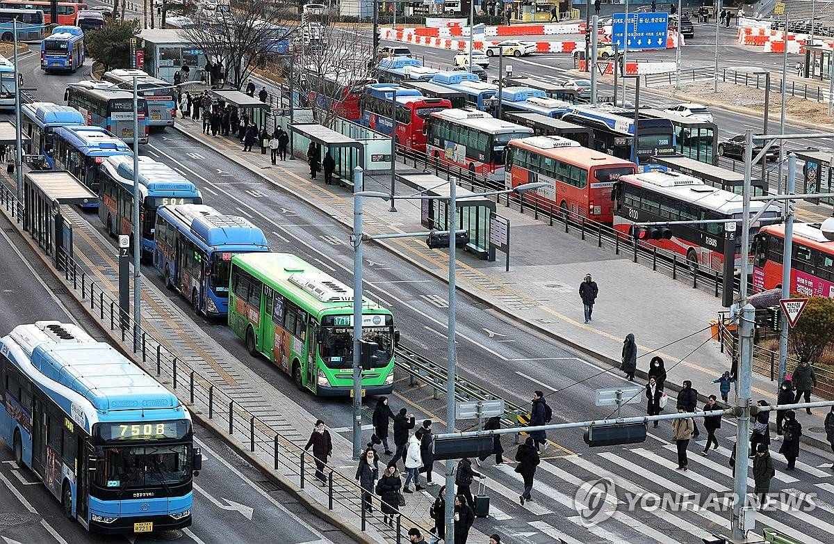 통상임금 판결에 따른 임금 인상안을 두고 사측과 첨예하게 대립해온 서울 시내버스 노조가 파업 예고일을 하루 앞둔 12일 오전 서울 중구 서울역 버스환승센터로 버스가 도착하고 있다 / 연합뉴스