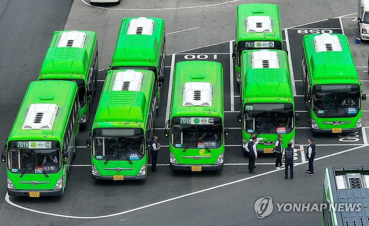 파업 위기 서울 시내버스. 서울 시내의 한 공영버스 차고지 버스들이 주차된 모습 / 연합뉴스