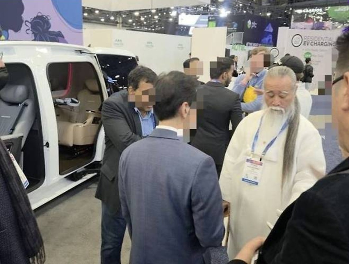 지난 6일(현지 시각) 미국 라스베이거스에서 개막한 'CES 2026' 행사장을 둘러 보고 있는 역술인 천공.  / SNS