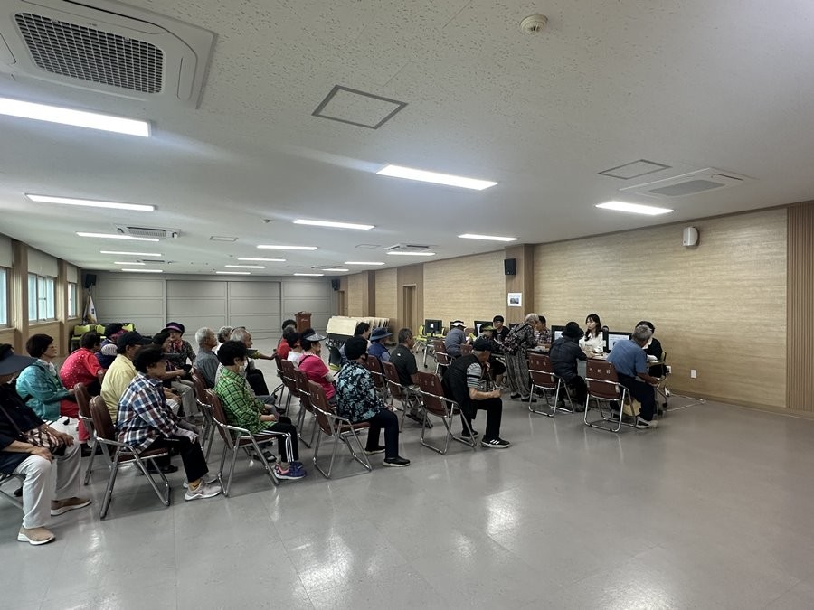 구미시의 대중교통 정책이 편의 개선을 넘어 신뢰를 구축하면서 진화를 거듭하고 있다. 사진은 70세 이상 대상 대중교통 무료승차 카드발급 모습   / 구미시 제공